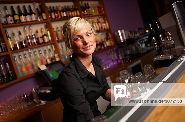Junge skandinavischen weibliche Barkeeper Schweden.