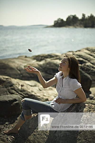 Eine Frau am Meer Schweden