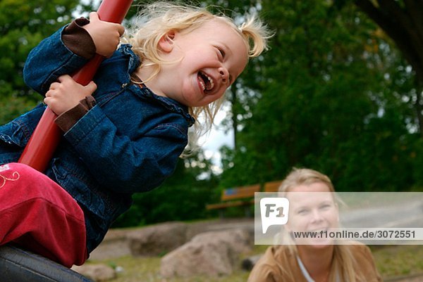 Mutter und Tochter auf einem Spielplatz Schweden