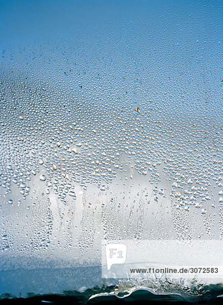 Eisblume und Nebel auf ein Fenster Schweden