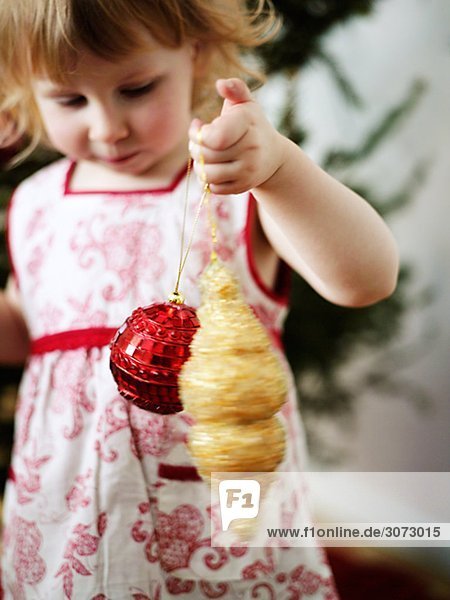 Ein Mädchen dekorieren des Weihnachtsbaum-Schwedens