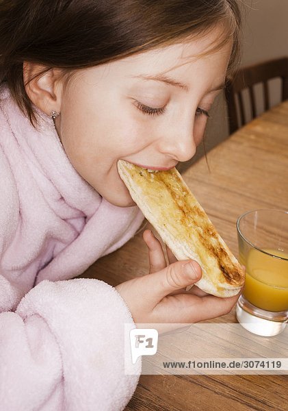 Ein Mädchen essen Frühstück Schweden.