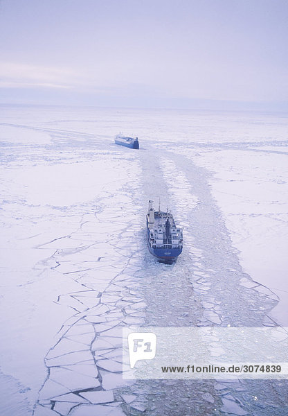 Schiffe auf gefrorenen Meer