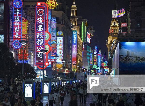 Abends auf der Nanjing Lu = Nanjing Strasse  grösste Einkaufsstrasse von Shanghai  China