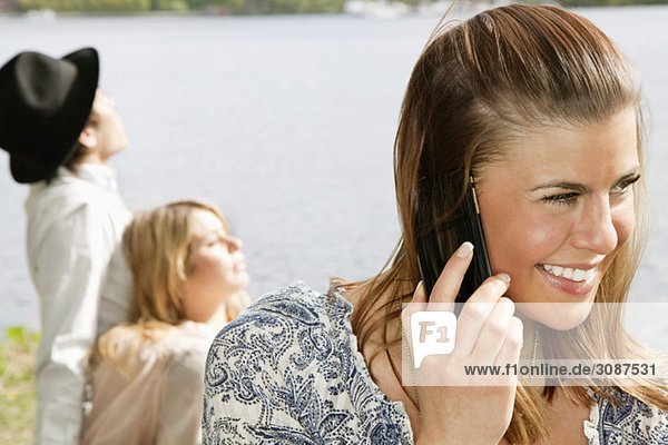 Mädchen im Gespräch auf dem Handy
