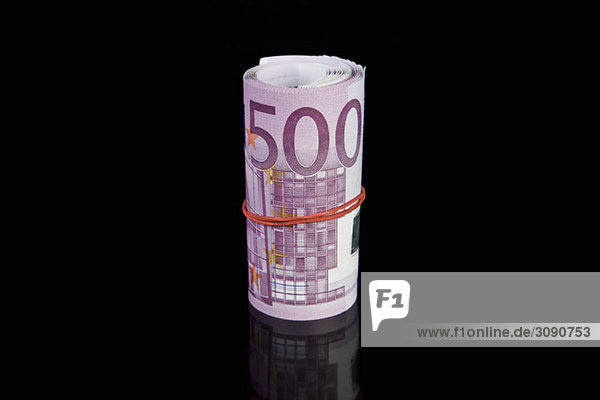 Eine Geldrolle von fünfhundert Euro-Scheinen