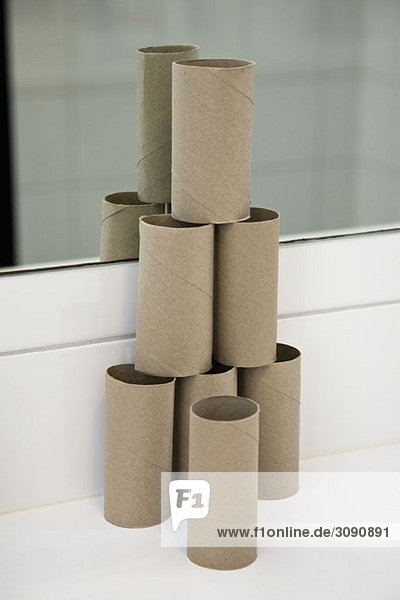 Ein pyramidenförmiger Stapel leerer Toilettenpapierrollen