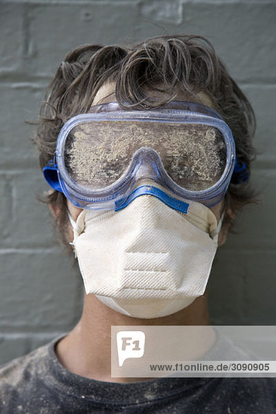 Ein Mann mit Schutzbrille und Verschmutzungsmaske  Porträt