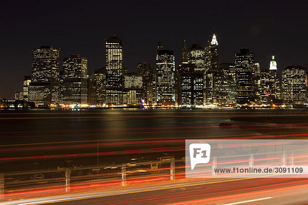 Verkehr und Stadtbild bei Nacht  Manhattan  New York City  NY  USA