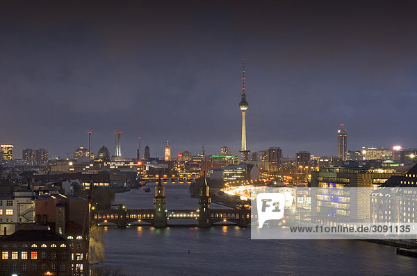 Berlin  Skyline  Blick auf die Spree mit Oberbaumbrücke  Fernsehturm