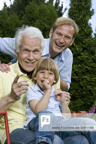 Porträt eines Mannes mit seinem Sohn und Enkel