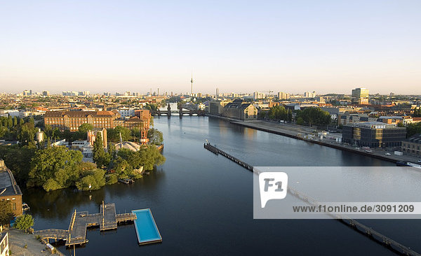 Berlin  Skyline  Blick auf die Spree mit Oberbaumbrücke  Fernsehturm