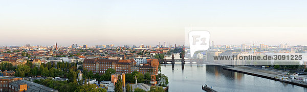 Berlin  Skyline  Blick auf die Spree mit Oberbaumbrücke  Fernsehturm