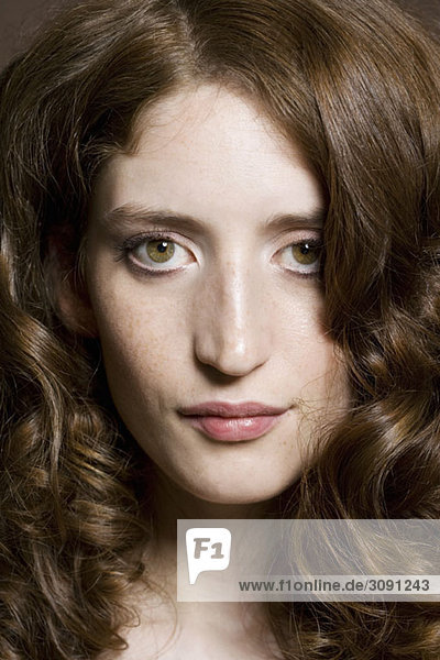 Porträt einer jungen Frau mit lockigem Haar