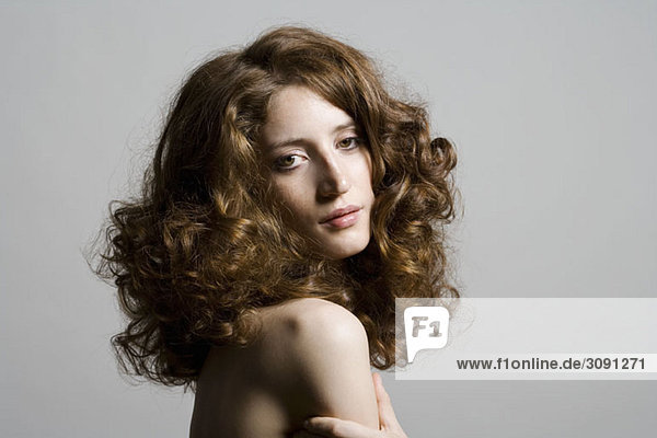 Porträt einer jungen Frau mit lockigem Haar