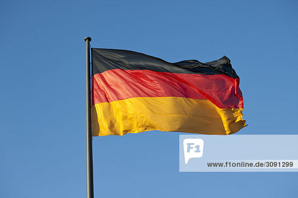 Eine deutsche Flagge an einem Fahnenmast