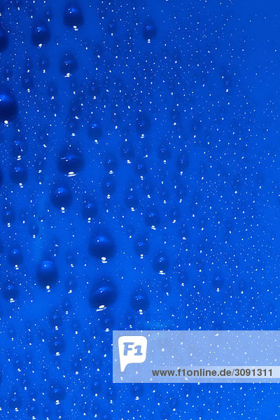 Wassertropfen auf einer blauen Oberfläche