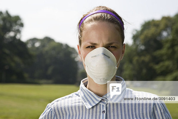 Eine junge Frau mit einer Verschmutzungsmaske
