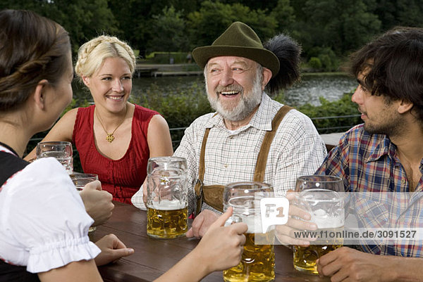 Vier Personen in einem Biergarten