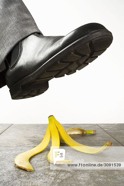 Ein Fuß über einer Bananenschale