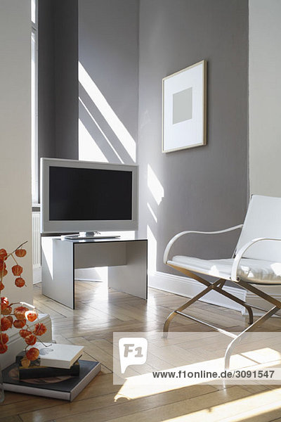Fernseher und Sessel im modernen Wohnzimmer