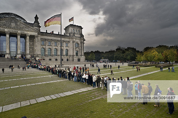 Reichstag building  people waiting in line  Berlin  Germany  Europe