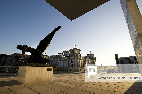 Reichstag und Paul-Löbe-Haus  Spree  Berlin  Deutschland