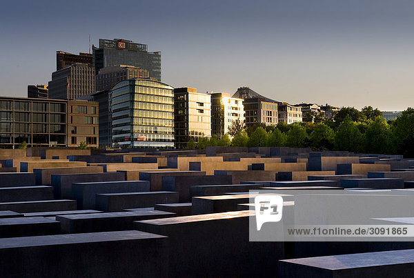 Abendstimmung am Denkmal für die ermordeten Juden Europas  Holocaust Mahnmal  hinten die Hochhäuser am Potsdamer Platz  Berlin  Deutschland