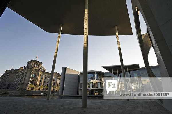 Reichstag und Paul-Löbe-Haus  Spree  Berlin  Deutschland