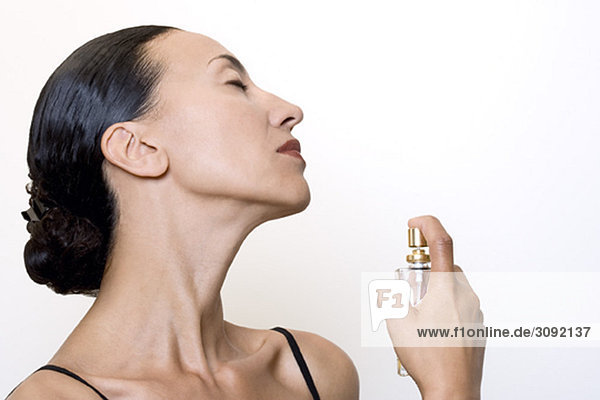 Frau mit Parfüm