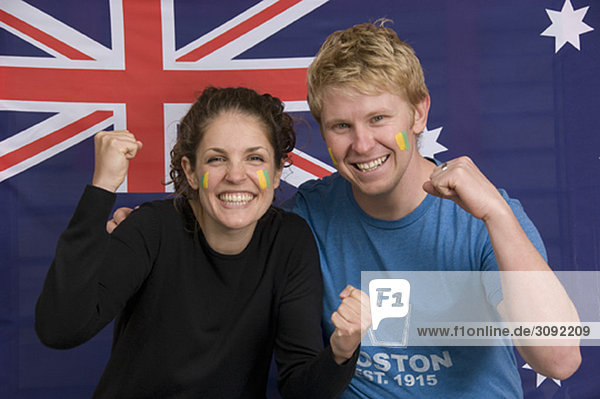 Paar lächelt mit australischer Flagge