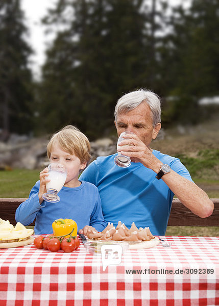 Großvater  Enkel beim Essen in den Bergen