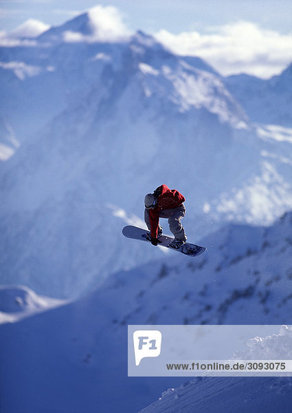 Snowboarder-Springen mit Bergblick