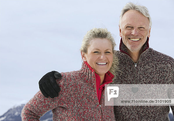 Seniorenpaar im Winter in Pullovern  Halbporträt