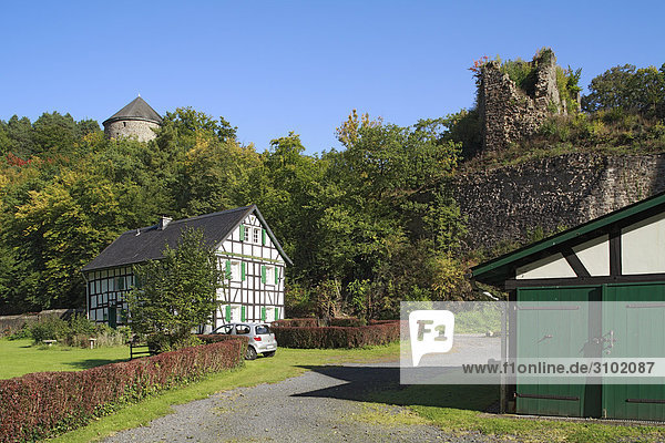 Fachwerkhaus und Burg Ehrenstein  Neustadt (Wied)  Rheinland-Pfalz  Deutschland