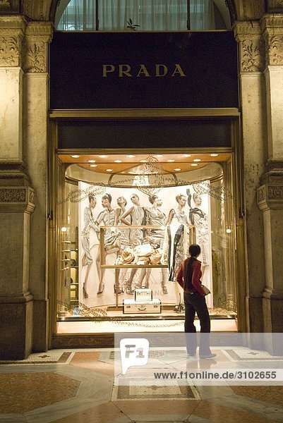 Italien  Lombardei  Mailand  die Galleria Vittorio Emanuele  Prada Geschäft