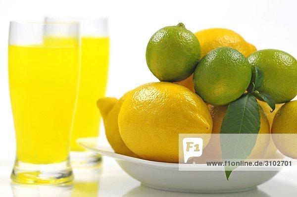 Gläser von Zitrone und Kalk-Saft