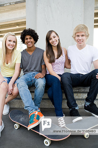 Teenager-Freunde mit Skateboards
