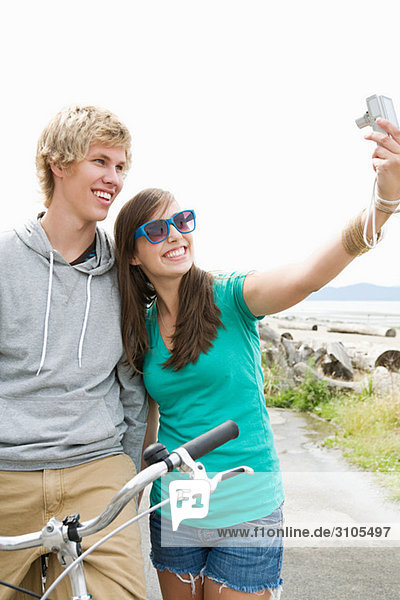 Teenager-Paar mit Digitalkamera