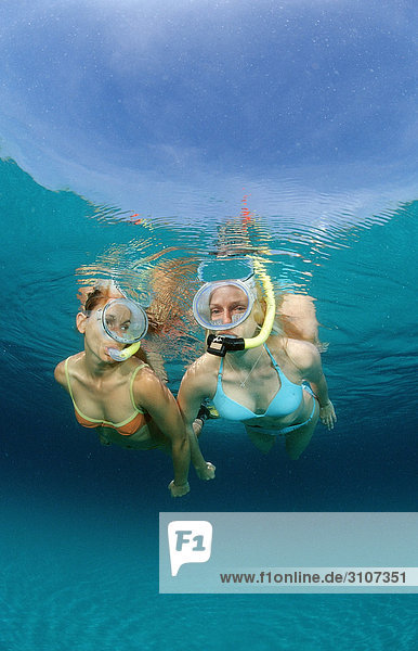 Zwei junge Frauen beim Schnorcheln  Bali  Indischer Ozean  Unterwasseraufnahme