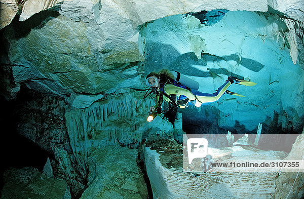 Taucher in Unterwasserhöhle Cueva Taina  Punta Cana  Dominikanische Republik