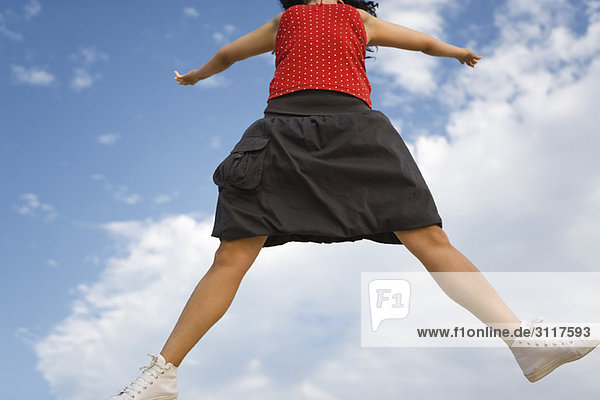 Junge Frau springt in der Luft  abgeschnitten