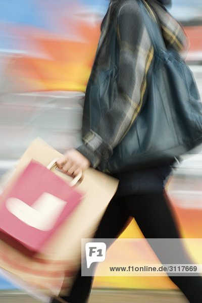 Shopper Walking mit Einkaufstaschen  verwischt