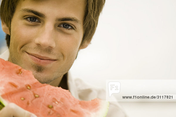 Mann mit Wassermelonenscheibe