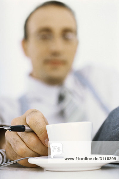 Geschäftsmann in der Kaffeepause