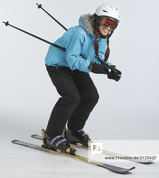 Frau fährt mit Skiern