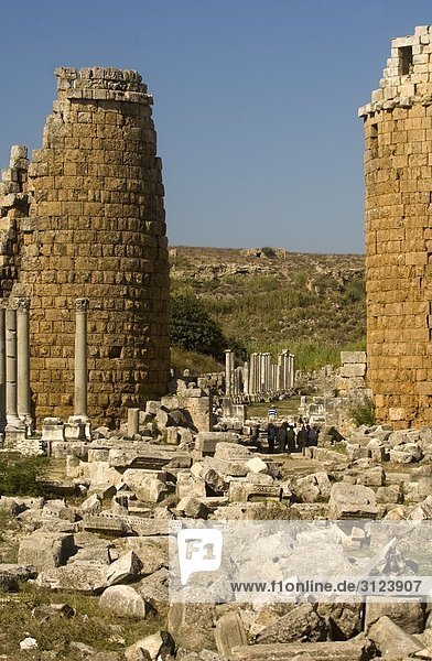 Ruine zweier Türme in Perge Türkei
