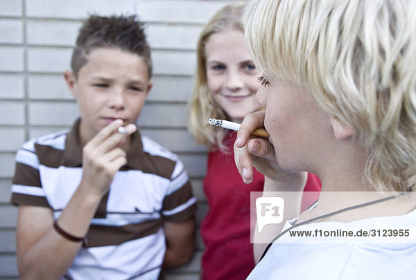 Kinder rauchen Zigaretten  Close-up