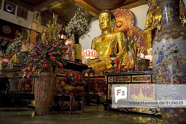 Altar mit Buddhastatue in einem Tempel  Vietnam  Flachwinkelansicht
