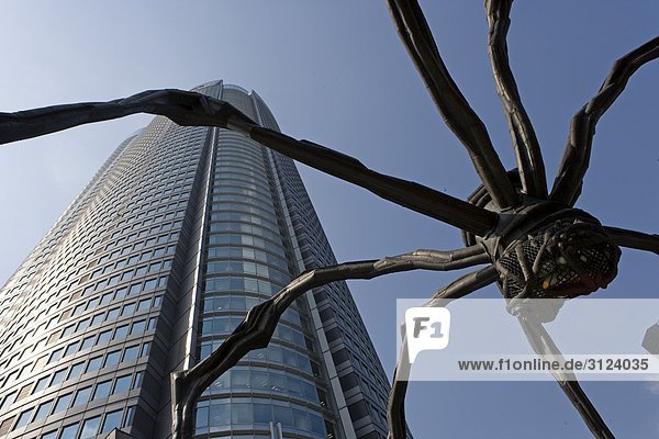 Wolkenkratzer und Skulptur einer Spinne  Tokyo  Japan  Froschperspektive